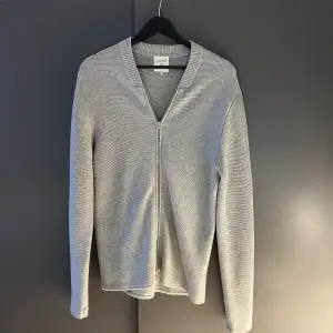 | Riktigt snygg stickad fullzip från ljung i mycket bra skick! |  | Storlek L men sitter som M | Nypris ligger på ca 1500kr! | Dm vid ytterligare intresse!🤝⭐️|