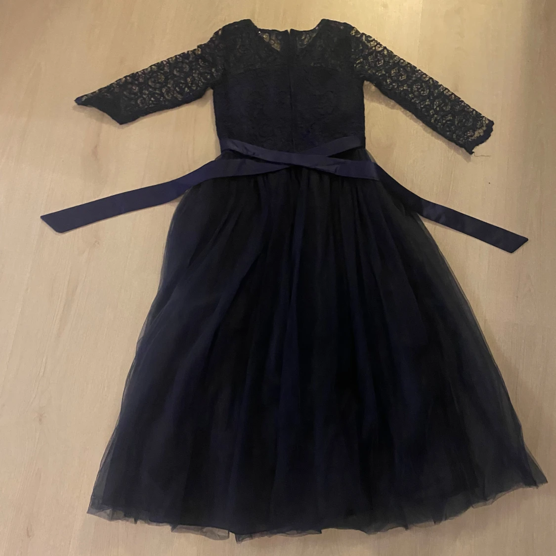 Mörkblå spetsklänning med lång kjol - 90