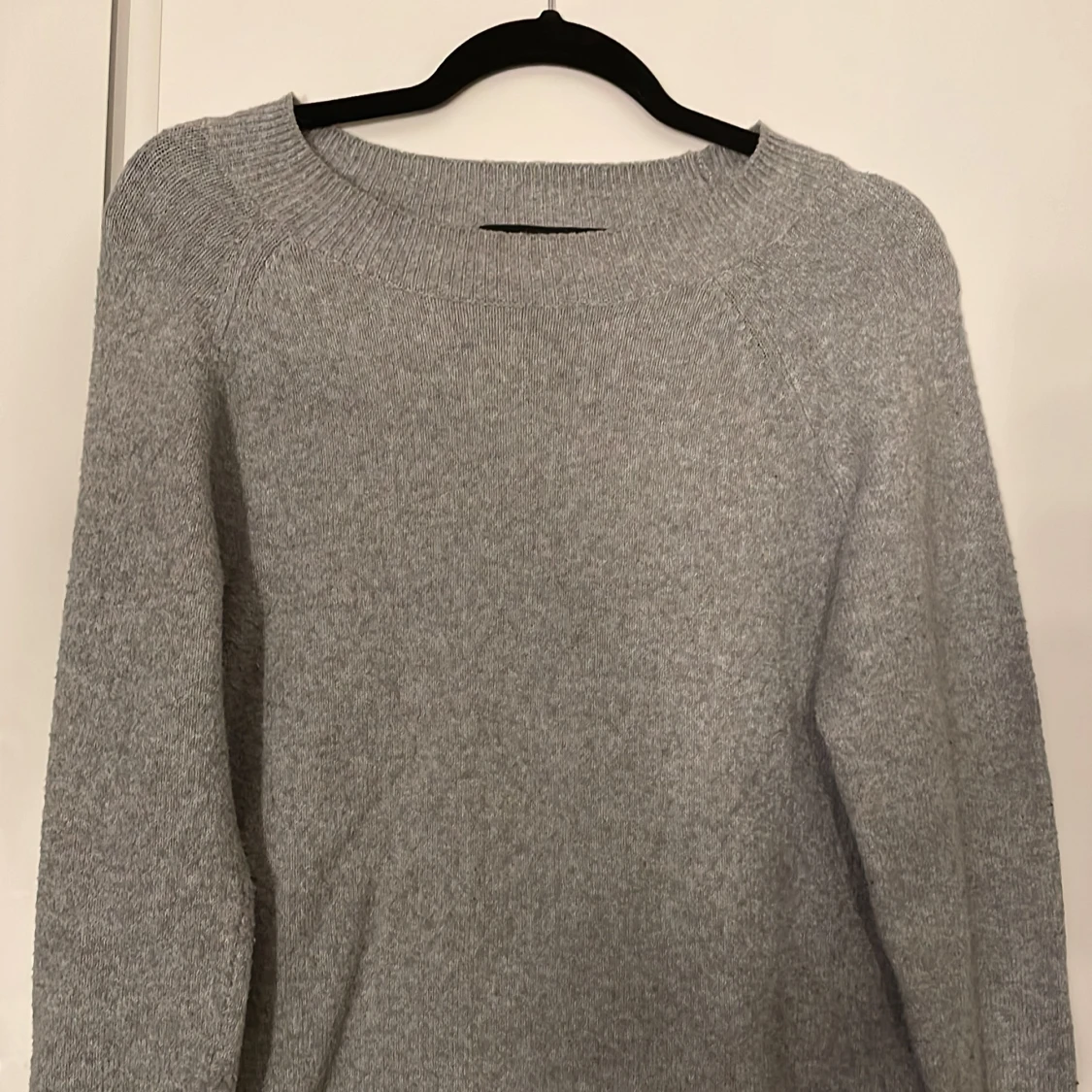 Grå stickad tröja - 91