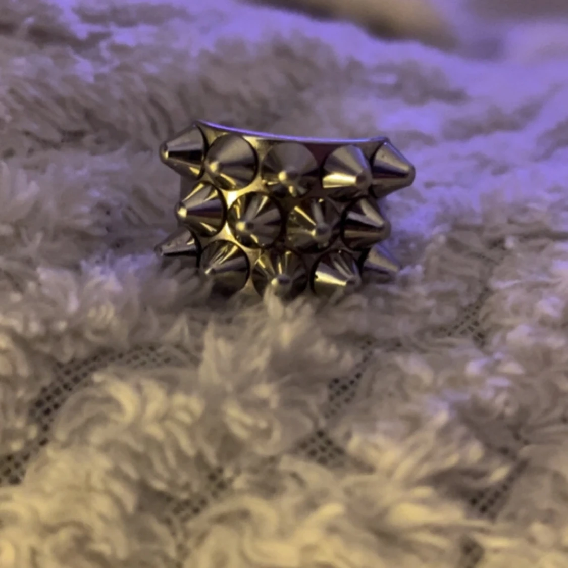 Silvrig ring med nitar från Edblad🩷 - 90