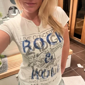Vit t-shirt från Zadig & Voltaire - Säljer en cool vit t-shirt från Zadig & Voltaire med tryck i blått och grå. T-shirten är i jättebra skick, använd 2 gånger. Storlek S💕💕