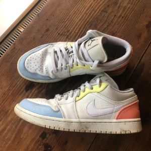 Nike Air Jordans  - Nike air Jordan 1, lite slitna men märks mindre när man har på sig dem. Snörningen på skorna är bra och dem är inte smutsiga, bara creasade Har inte använt dem och kommer inte använda dem så vill mest få dem sålt.