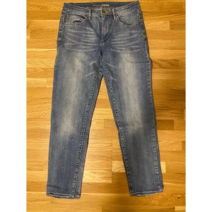 Blå jeans från Lauren Denim - Säljer ett par klassiska blå jeans från Lauren Denim i storlek 40. De har en straight passform och är i bra skick.