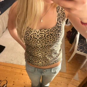 Leopardmönstrad linne - Säljer ett snyggt leopardmönstrat linne i mycket bra skick. Linnet är ärmlöst och har en tight passform, perfekt för en utekväll eller fest. Det är gjort i ett mjukt och stretchigt material som sitter bekvämt hela dagen.
