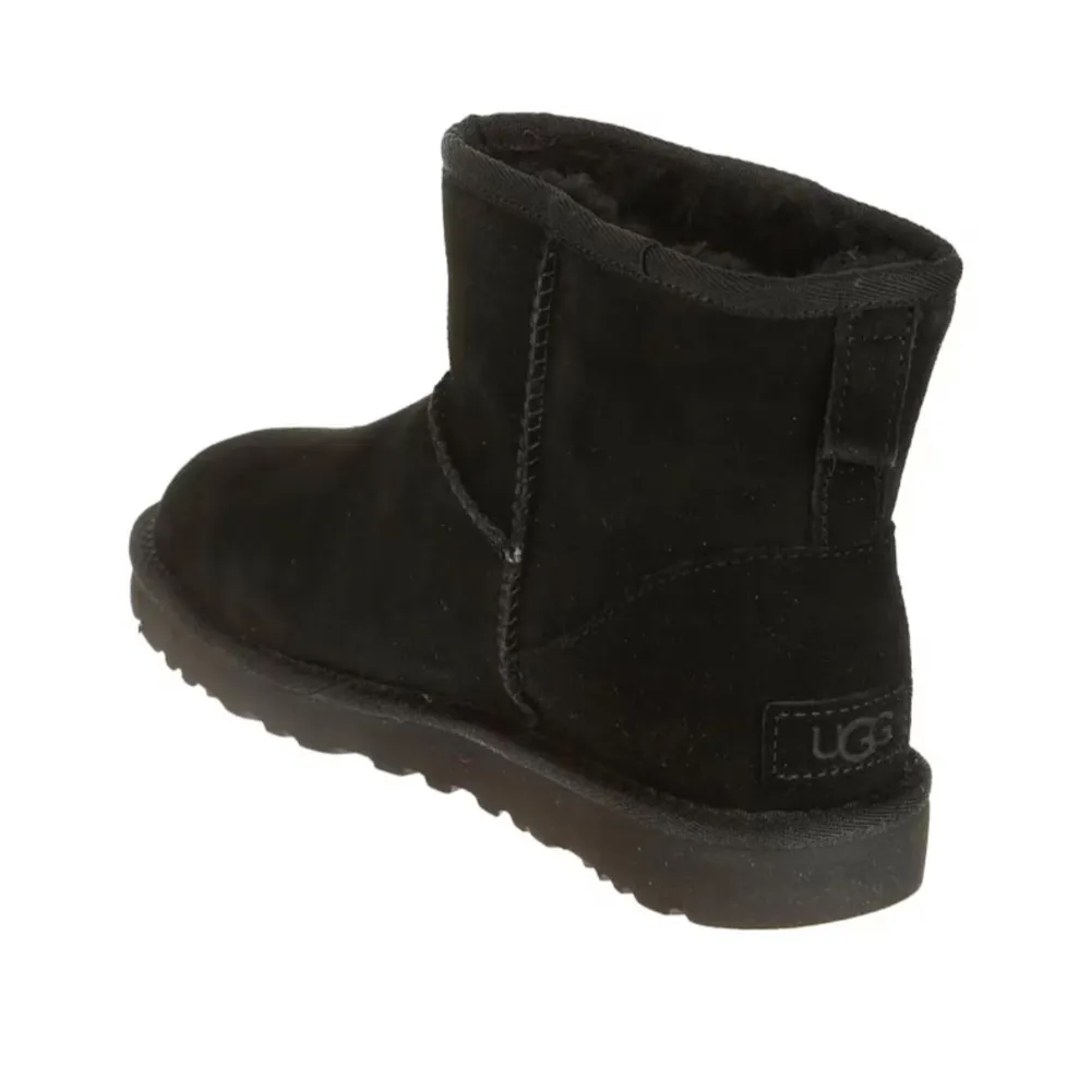 Säljer ett par svarta UGG boots i mocka. Har använt dem under 2 vintrar, men säljer nu dessa eftersom de inte kommer till användning. Perfekta för höst och vinter! Nypris: 2300 kr. Skor.