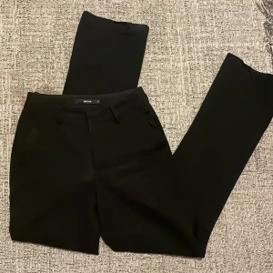 Kostymbyxor❤️‍🔥 - Svarta kostymbyxor ifrån Bikbok! I jättefint skick💞💞