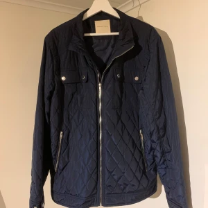 Stilren Selected Homme Jacka - Säljer denna sjukt snygga jackan från Selected Homme⭐️🙌 Jackan har inga defekter och är som ny✅ Färgen är navy blue och passformen är grym⭐️ Funkar som höst eller vinterjacka. Tveka inte på att höra av er vid frågor eller funderingar🤝
