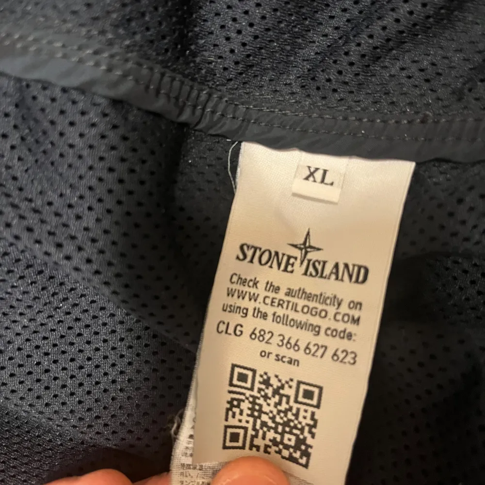 Säljer en svart Stone Island jacka i storlek S/M i man och xl i barn . Den är gjord av polyester med en cool militärinspirerad design. Jackan har en dragkedja och knappar framtill, samt den ikoniska loggan på ärmen. Perfekt för höst och vår!. Jackor.