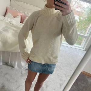 Vit stickad polotröja - Mysig vit stickad polotröja!