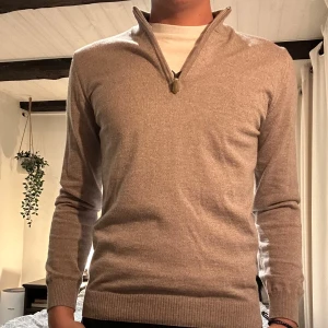 Beige half zip från Stenströms - Säljer en stilren beige tröja från Stenströms i mycket bra skick. Den har en dragkedja vid halsen och är perfekt för både höst och vår. Tröjan är långärmad och gjord i 100% merino ull som känns skönt mot huden. Passar bra till både vardag och lite finare tillfällen. Ny pris 2000kr 