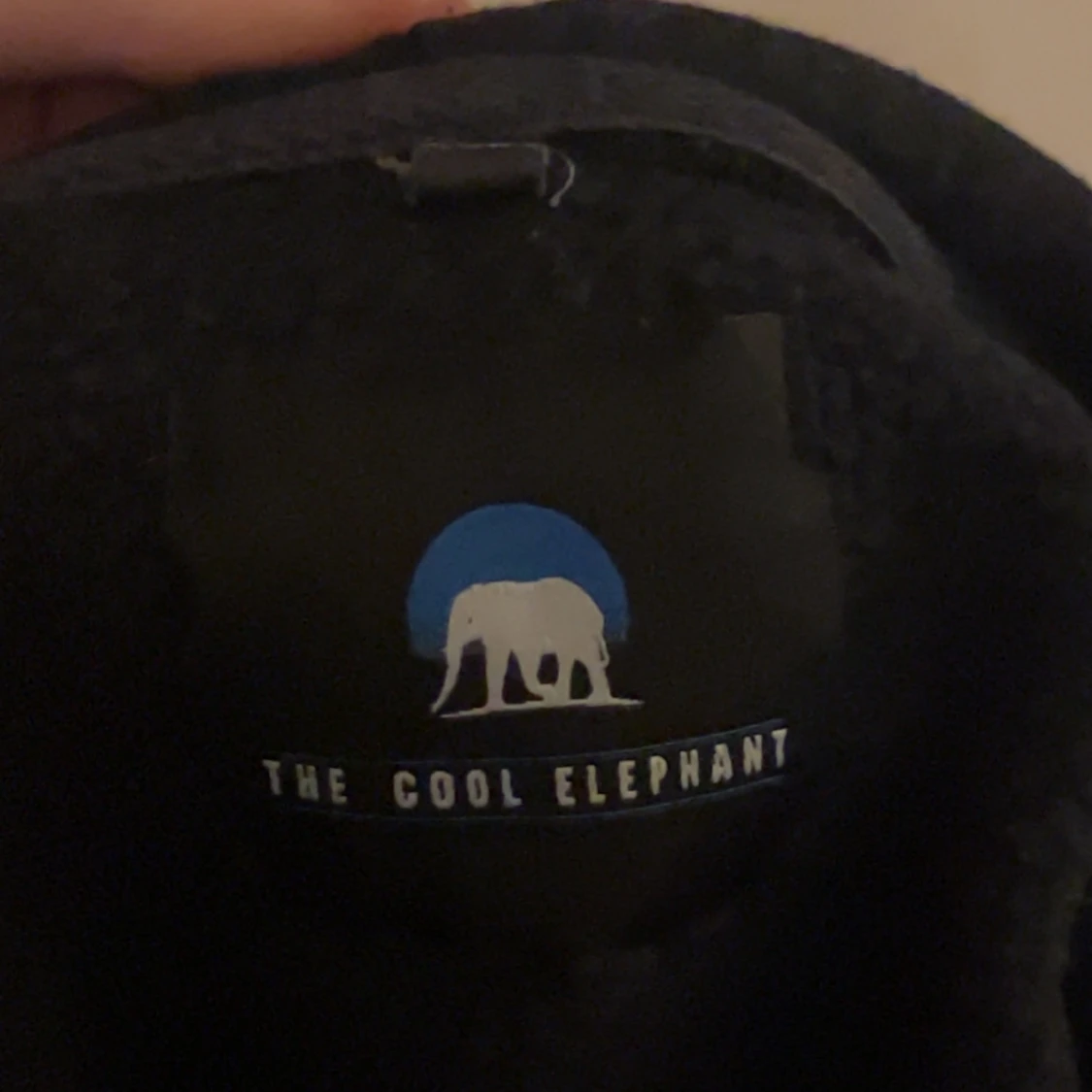 Svart hoodie med färgglatt ansiktsmotiv - 93