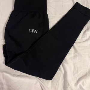 DEFINE SEAMLESS TIGHTS BLACK - tights från icaniwill, bra skick dvs hela och inga fläckar. nypis 599kr storlek M