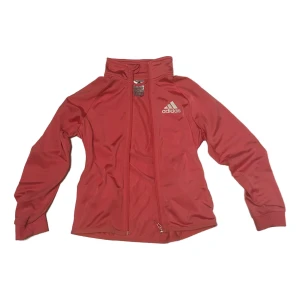 Rosa jacka från Adidas - En supersöt rosa(den är mer rosa i verkligheten) jacka från Adidas i storlek S!  Den har en dragkedja framtill och Adidas-loggan på bröstet. Jackan är i mycket bra skick och passar till allt! Jag tror att den är i barnstorlek men passar mig som brukar ha ca XS-S. Den har inga defekter men har haft den rätt så länge!!