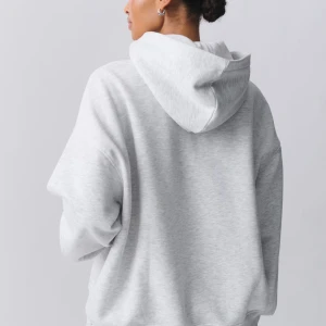Grå hoodie i oversized modell - Säljer en supermysig grå hoodie. Tröjan är i bra skick och inte så mycket använd🩶Skriv för frågor eller mer bilder!