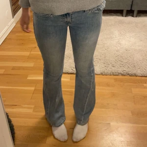 Blå jeans från True Religion - Säljet mina Snygga blå jeans från True Religion, har inte använt jätte mycket så välldigt fint skick. Köpte dem i somras. Jag är 173 och de är i perfekt längd. Skriv för fler bilder eller frågor