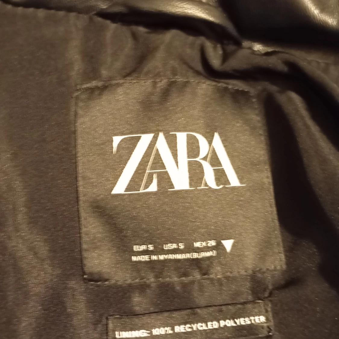 Svart pufferjacka från Zara - 92