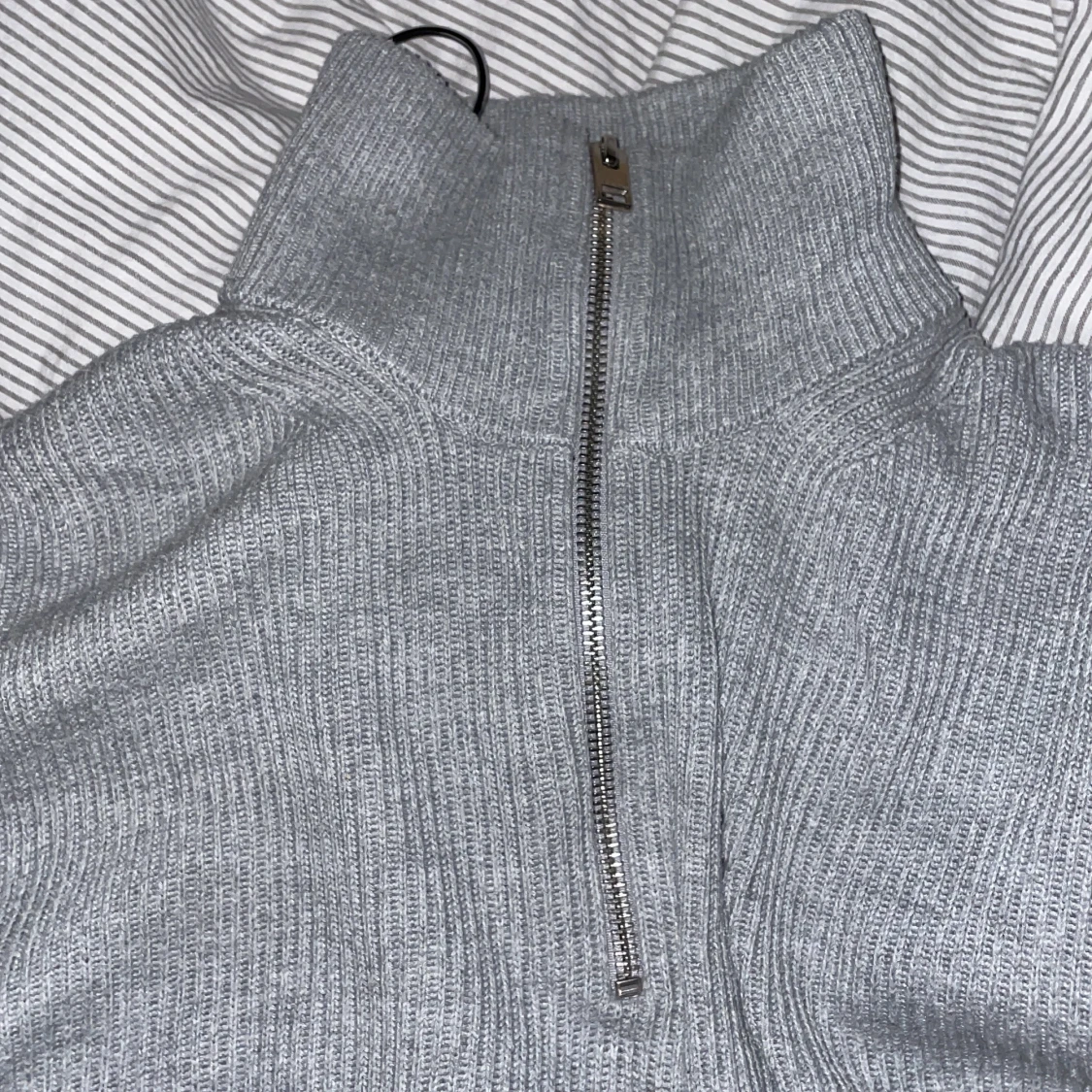 Grå ribbad tröja från Jack & Jones - 92