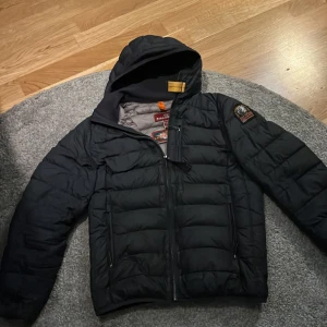 Parajumper jacka super light weight  - Säljer nu min parajumper jacka eftersom den blev för liten, jackan passar folk som är 158-165 då borde den sitta bra