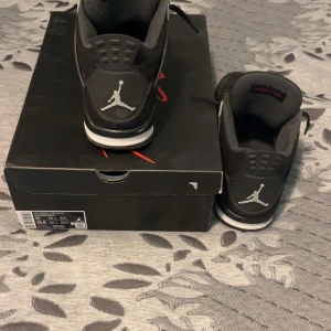 Air Jordans 4 Black Canvas - Boxen till skorna finns också. Kan mötas i Stockholm!