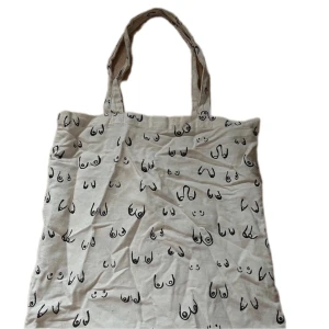 Tygväska Med Bröst På - sparsamt använd 