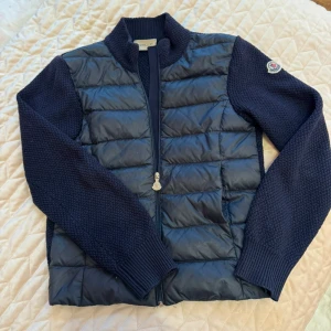 Moncler cardigan mörkblå - Säljer min mörkblå moncler cardigan i storlek xxs. Nypris ca 6000kr. Modellen går inte att få tag på längre💕Den är i mycket bra skick och inga defekter