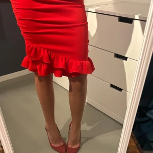 Röd kjol med volangdetalj - Säljer en superfin röd kjol med volangdetalj längst ner. 