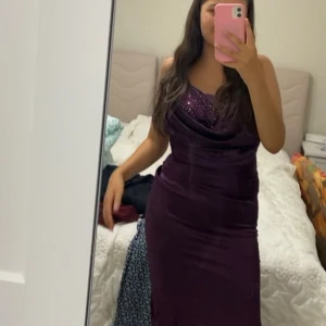 Mörklila fest/bröllopsklänning - Säljer en elegant mörklila långklänning i storlek 38. Klänningen har en snygg slits på vänster sida och en fin åtsittande passform. Perfekt för bröllop/bal! Säljer den för 1000. Den är köpt i Turkiet för 2500kr och bara använd en gång. Pris kan diskuteras vid snabbt och smidigt köp!