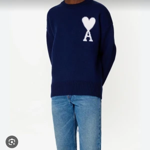 Mörkblå tröja med hjärtdetalj SÖKER!!! - Söker denna tröja i storlek L! M blev för kort! Har någon helt ny med tagg så hör av er till mig 