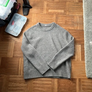 Arket stickad tröja - Säljer min Arket stickade tröja i oversized passform. Använd en gång och aldrig tvättad, skicket är som ny. 