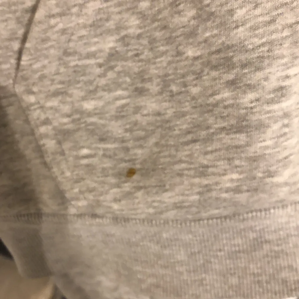 Säljer en snygg grå hoodie från Jack and Jones. Det finns en liten fläck på framsidan som förmodligen går bort med en vanlig tvätt. Annars bra skick!. Tröjor & Koftor.