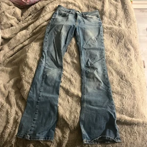 Blå bootcut jeans - Säljer ett par snygga blå bootcut jeans i bra skick. Jeansen är i en ljusblå tvätt och har en bekväm passform. Från Gina Tricot. 