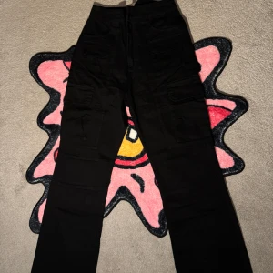 Svarta Cargos från Aelfric eden - Helt oanvända med tags och påse. . Storlek 28. Dom var för små för mig. Nypris 757kr. 