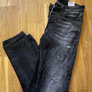 Jack & Jones Jeans - | Jack & Jones jeans | Sjukt unika och otroligt snygga slitningar | Går ej att få tag på dessa jeans längre så passa på | Köptes för 899kr | Skick 9/10 inga fel på dom | /// L&F CLOTHING 👕