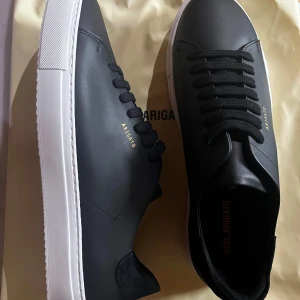 Axel Arigato clean 90s - Snygga svarta sneakers från Axel Arigato i skinn. Clean 90s aldrig använda helt nya i storlek 44. 