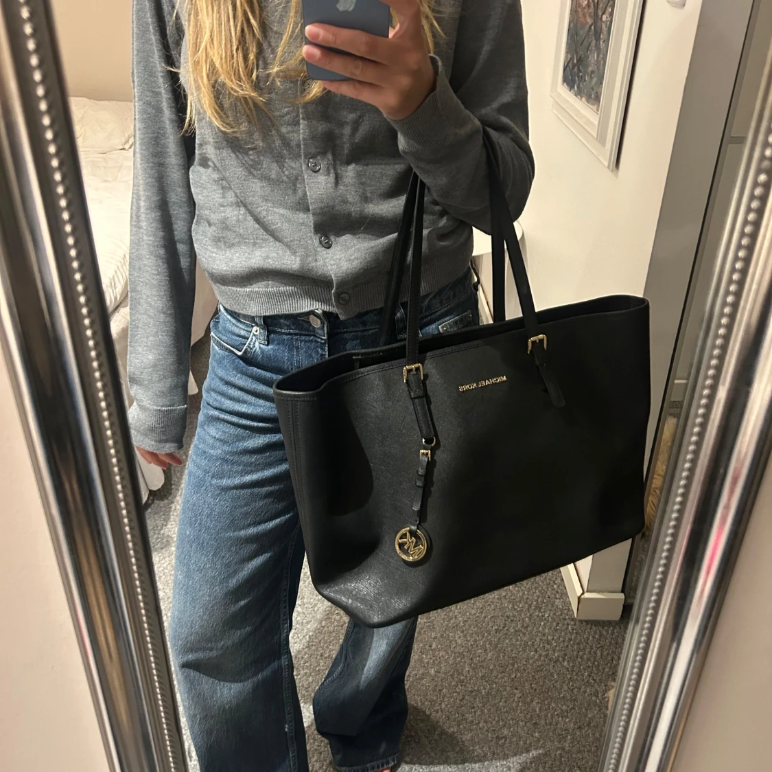 Svart axelväska från Michael Kors - 90