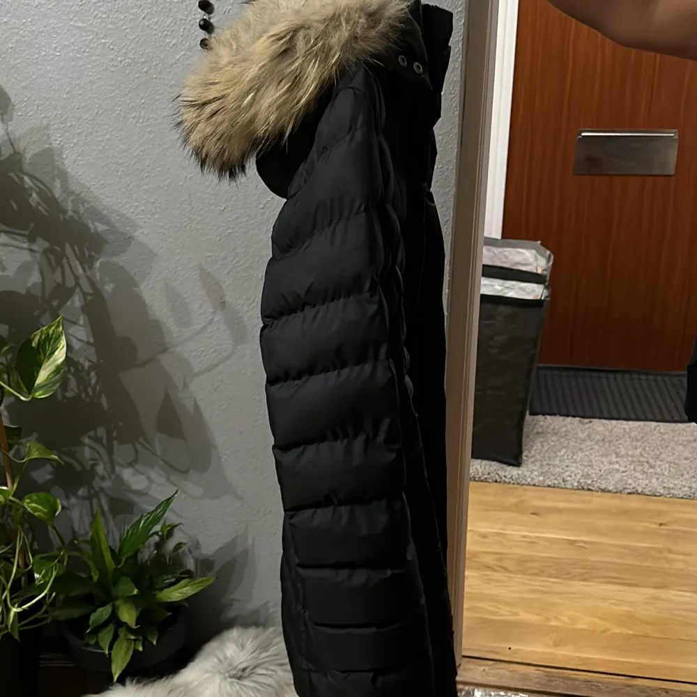 Säljer en snygg svart dunjacka från Moncler med pälskantad huva. Perfekt för kalla vinterdagar. Jackan har en figursydd passform och stängs med dragkedja. Den är i mycket bra skick! 🙏🏼 för mer information nås jag via dm på plick. . Jackor.