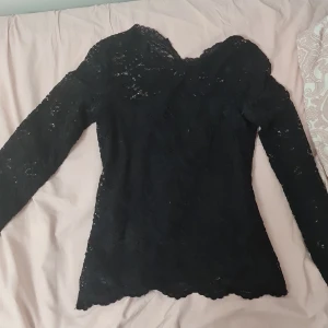 Svart spetsblus - Säljer en elegant svart spetsblus med långa ärmar. Strl M men passar S också. Väldigt fin ❤️