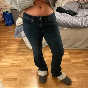 Blå lågmidjade jeans från Black Premium EMP - Säljer ett par snygga blå lågmidjade jeans från Black Premium EMP. De är i bra skick och har en klassisk bootcut passform. 