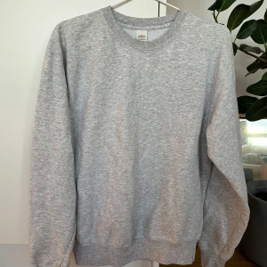 Grå sweatshirt - Grå sweatshirt från Boom Butik ⭐️
