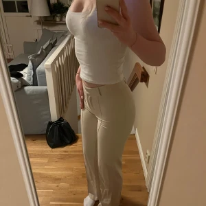 Beige byxor från Madlady - Säljer ett par supersnygga beiga kostymbyxor från Madlady i storlek EU34, längd tall. De är mid/högmidjade och har en straight passform som ger en stilren look. Inköpspriset är 599, och de är endast använda en gång. Skriv om du har frågor🩷
