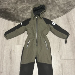 True north overall  - En svart och grön overall från true north, den är i bra skick är använd antal gånger men håller sig bra, perfekt för vintern som kommer.