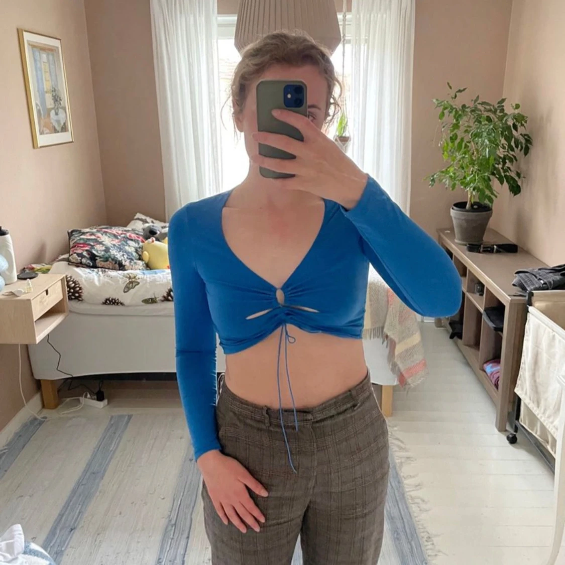 Blå croppad topp med knytning