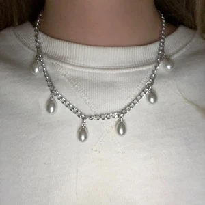 Silver halsband med pärlor  - Har gjort själv vet ej om de är rost fritt