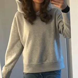Grå hoodie från zara - Hoodie från zara, har i både svart och grå som jag säljer 😍🙌🏻