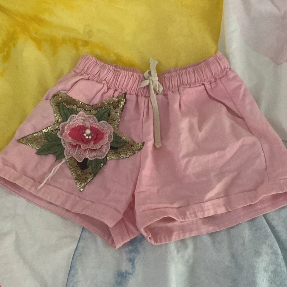 Grön linnetopp och rosa shorts med blommig detalj - 91