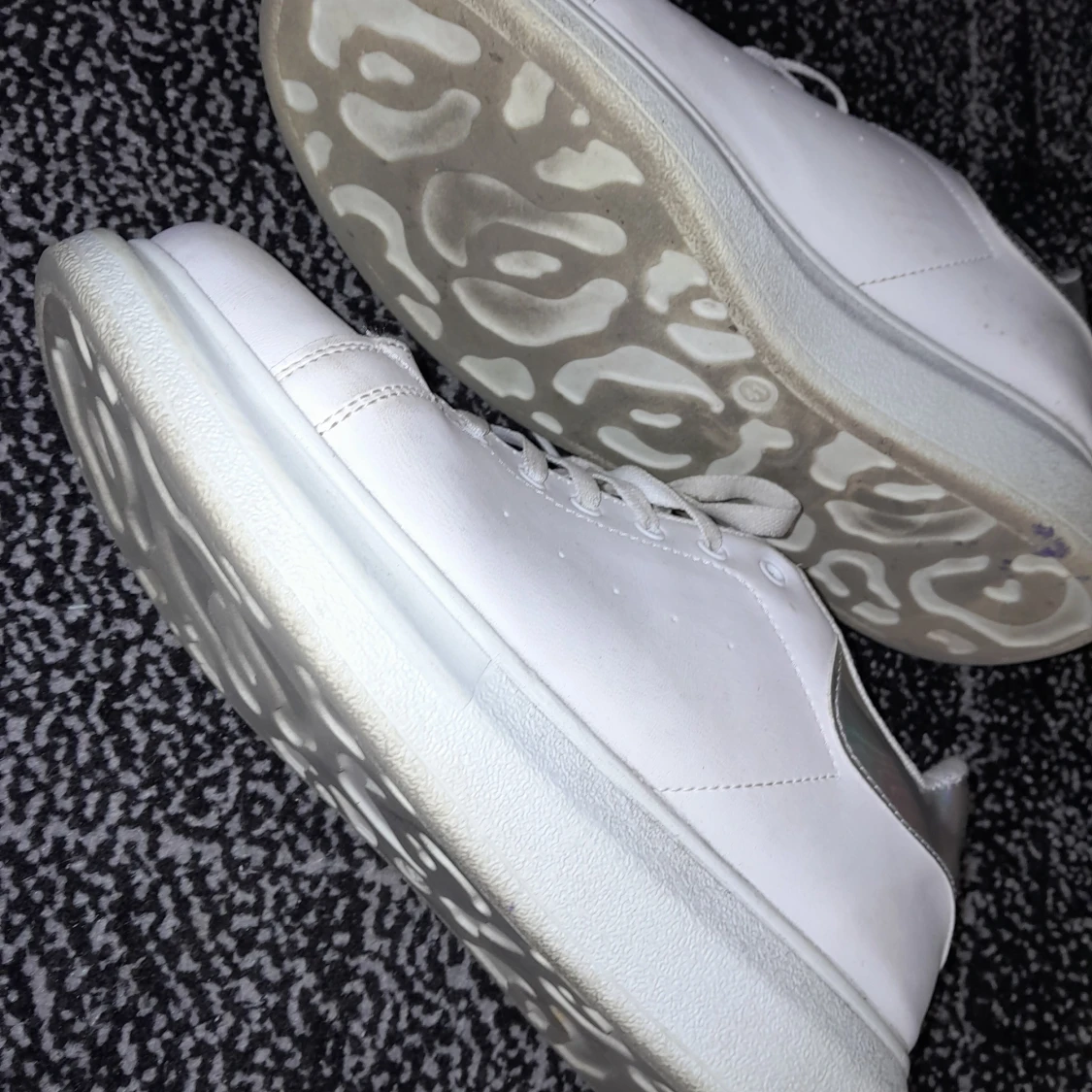 Vita sneakers med holografisk detalj - 90