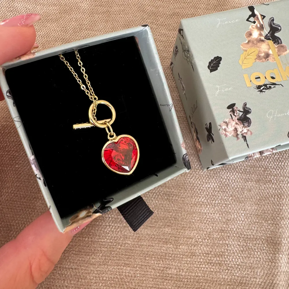 Jättefint halsband från Ioaku, säljer då den inte kommer till användning❤️. Accessoarer.