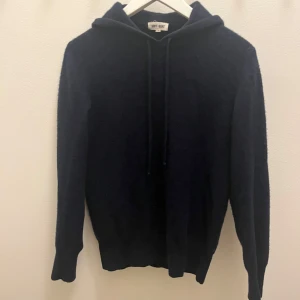 Soft goat kashmir hoodie - mörkblå hoodie från soft goat. 100% Kashmir. Passar 175 cm och kortare