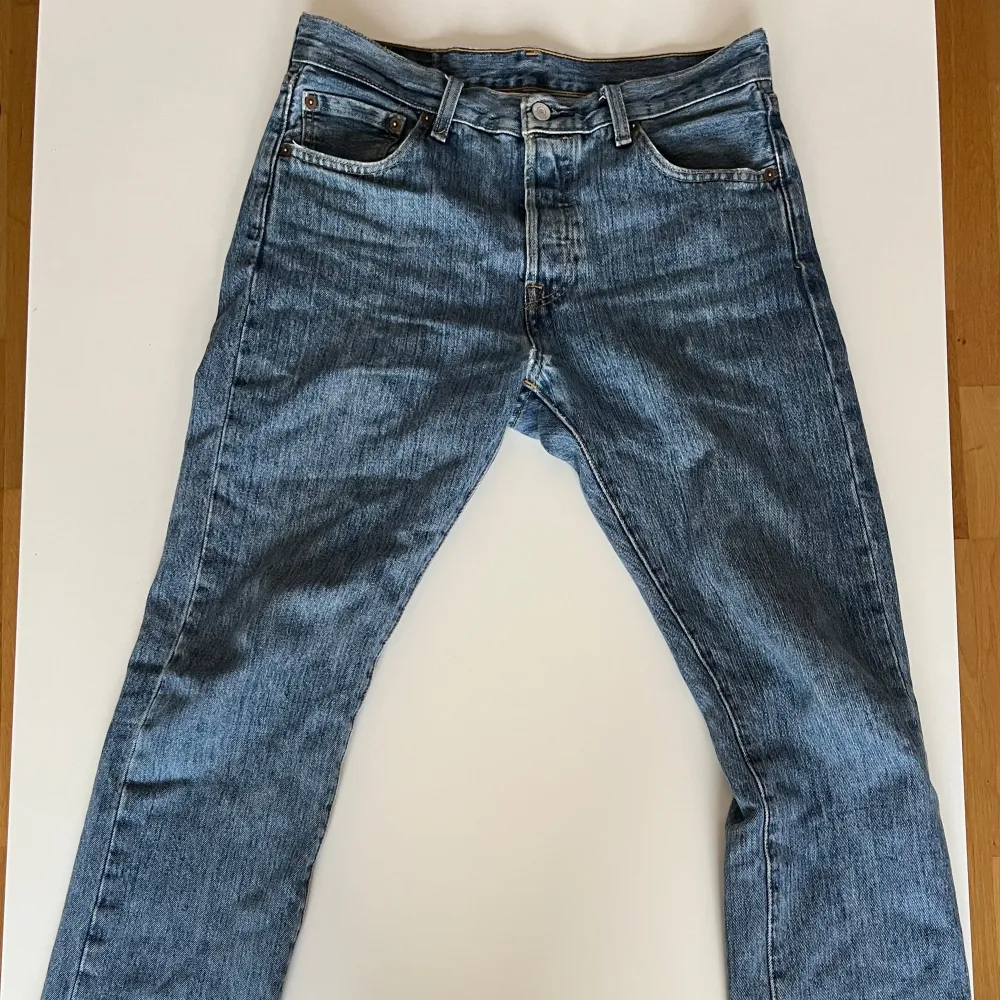 Säljer ett par klassiska Levis 501 jeans i blå denim. De har en straight passform och är i bra skick. Om ni har frågor, så skriv! :). Jeans & Byxor.