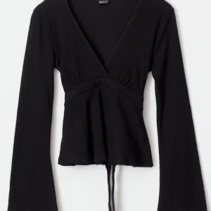 Topp  - Långärmad topp från Gina tricot! Svart och stl L men passar M också eftersom man kan dra åt i ryggen🤗 Passar både till vardags och fest! Kom med bud!